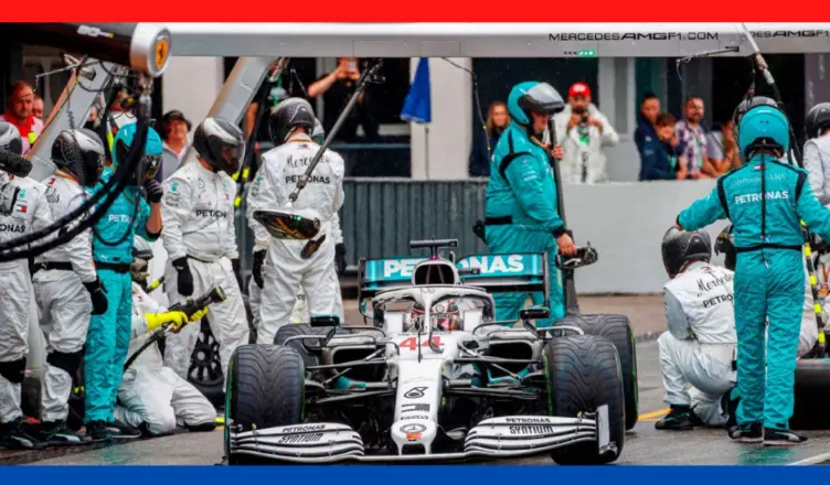 how many people are in the mercedes f1 pit crew